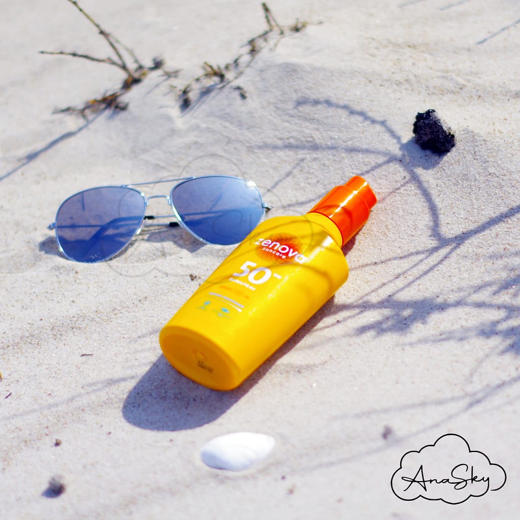 butelka kremu spf z filtrem okulary na plaży piasek lato