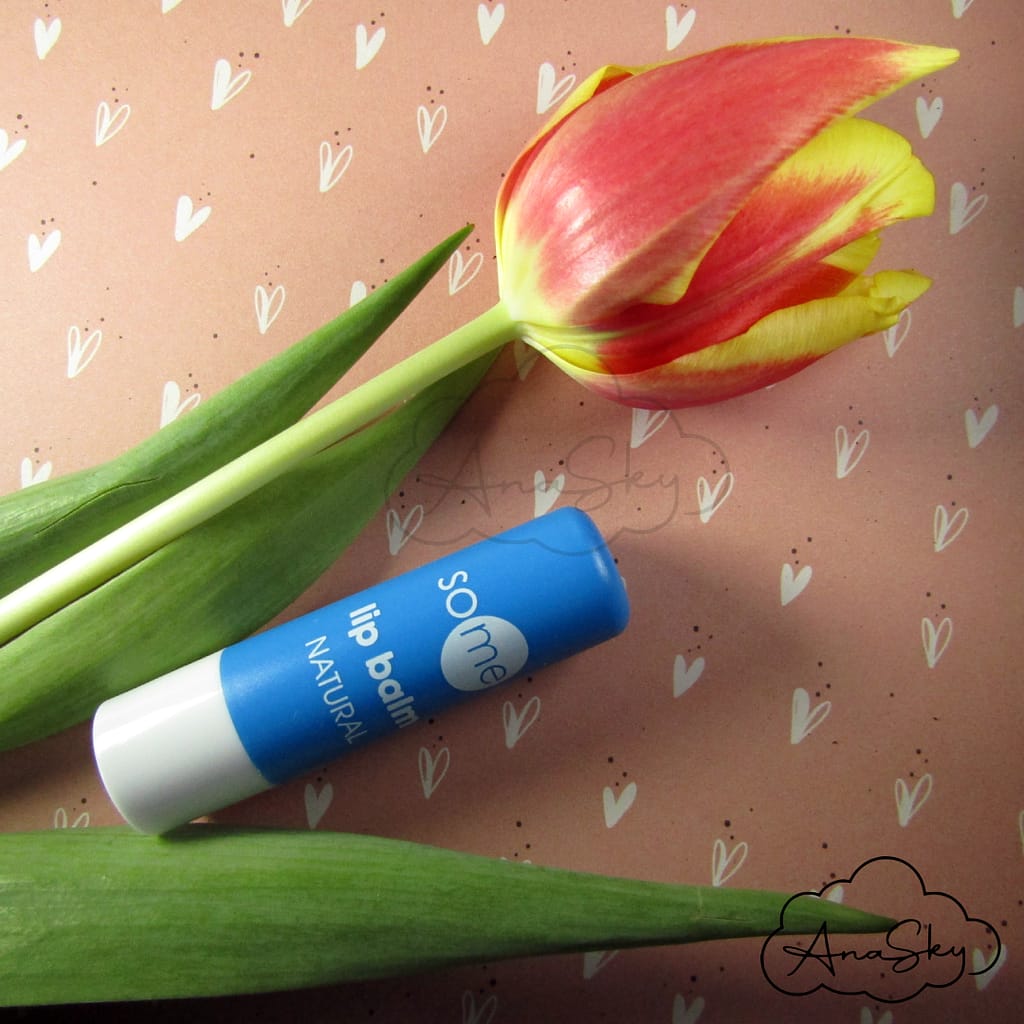 naturalny balsam do ust tulipan różowe tło z serduszkami