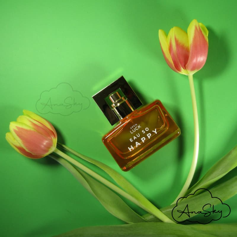 flakon perfum tulipany na zielomnym tle